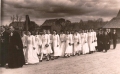 Iesvētāmo gājiens no mācītājmuižas uz Ārlavas baznīcu 1946.g. 12. maijā